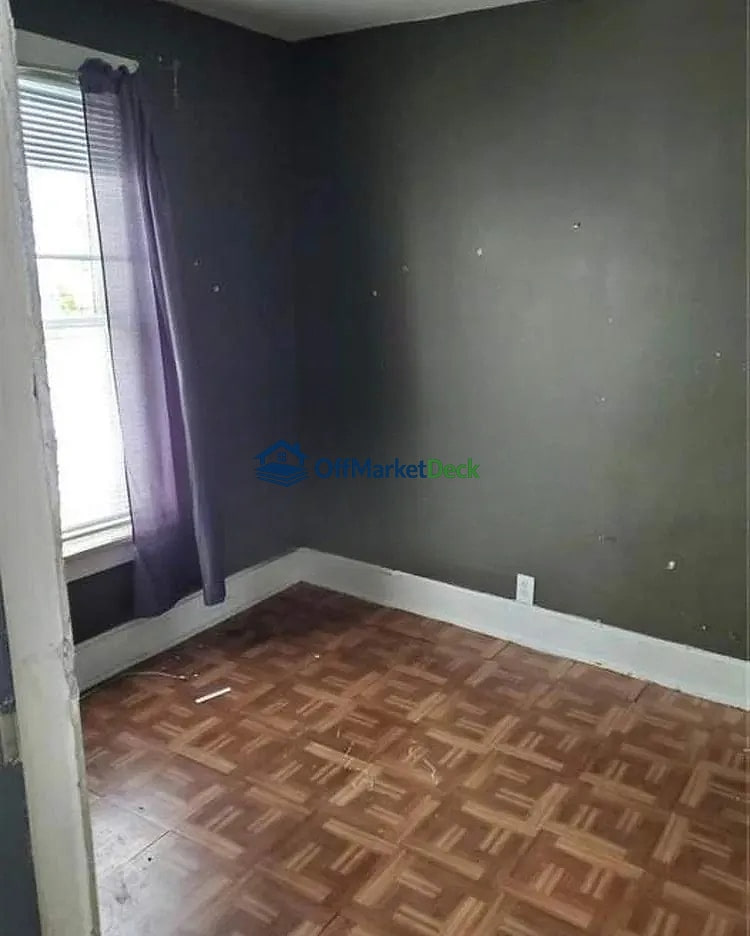 Off-market house in Denver, Colorado — 3 beds, 1 bath, $310,000 — photo 3 of 8