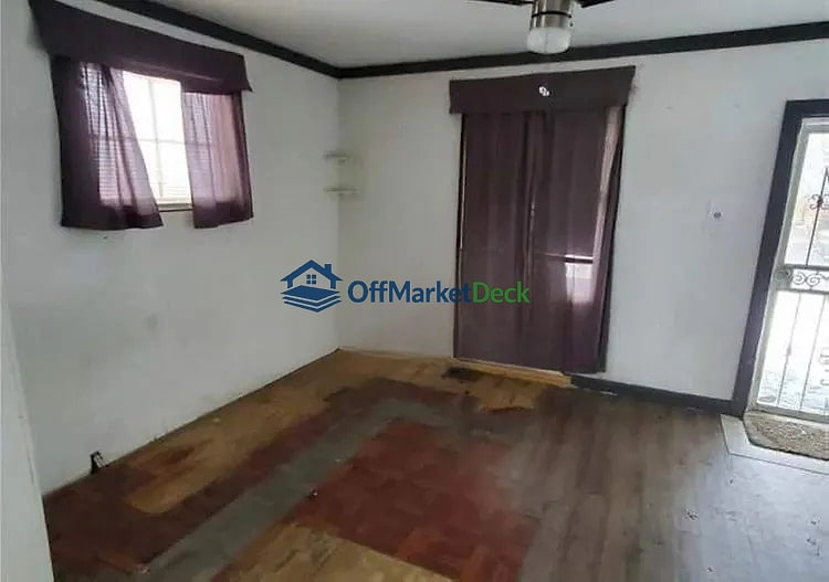 Off-market house in Denver, Colorado — 3 beds, 1 bath, $310,000 — photo 2 of 8
