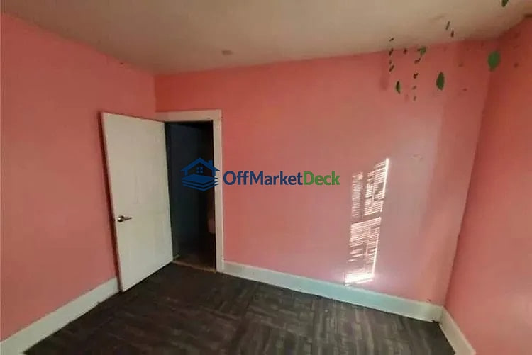 Off-market house in Denver, Colorado — 3 beds, 1 bath, $310,000 — photo 7 of 8