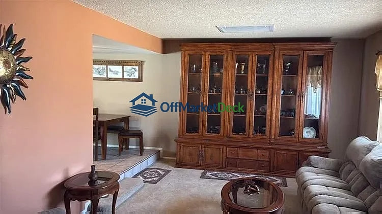 Off-market house in Glendale, Arizona — 3 beds, 2 baths, $319,900 — photo 2 of 8
