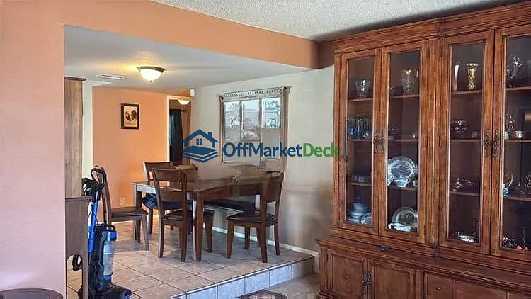 Off-market house in Glendale, Arizona — 3 beds, 2 baths, $319,900 — photo 3 of 8