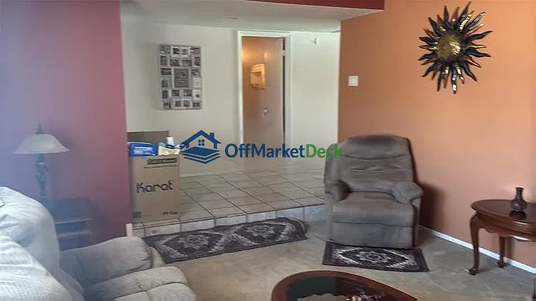 Off-market house in Glendale, Arizona — 3 beds, 2 baths, $319,900 — photo 5 of 8