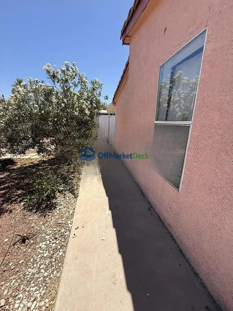 Off-market house in Mesa, Arizona — 4 beds, 2 baths, $199,000 — photo 3 of 8