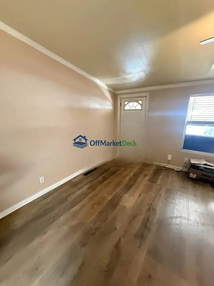 Off-market house in Mesa, Arizona — 4 beds, 2 baths, $199,000 — photo 7 of 8