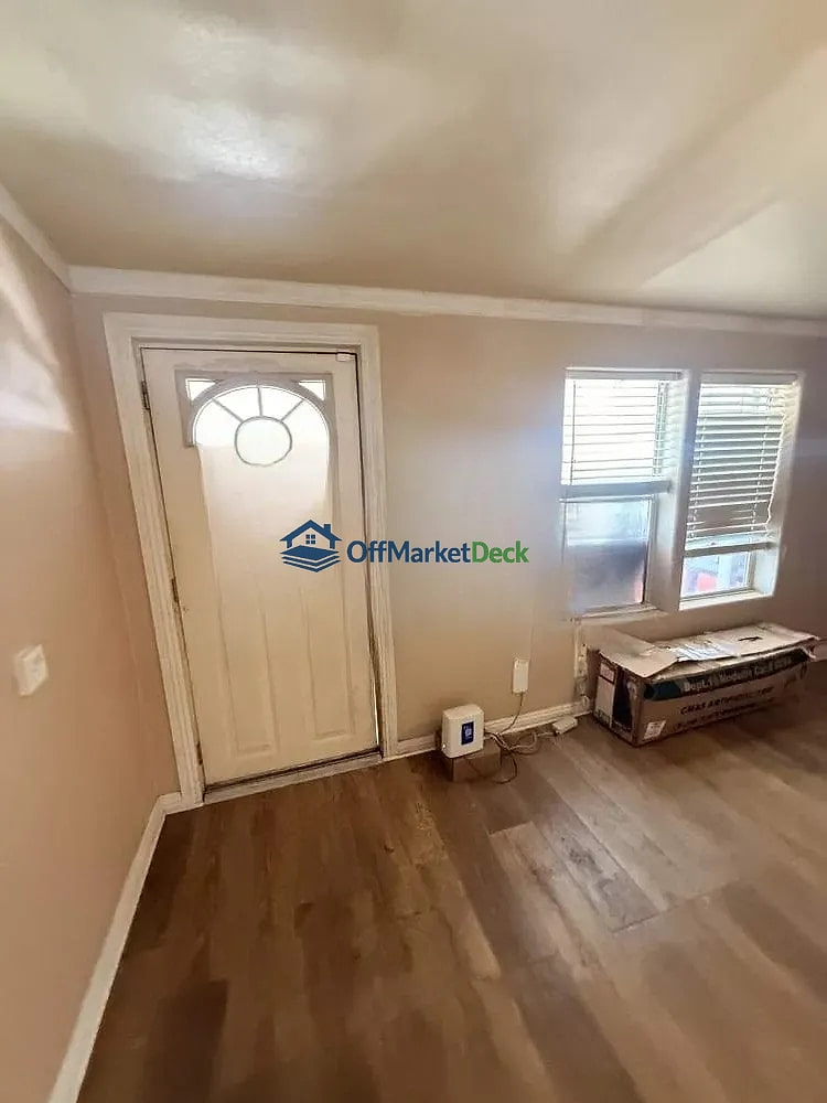 Off-market house in Mesa, Arizona — 4 beds, 2 baths, $199,000 — photo 8 of 8