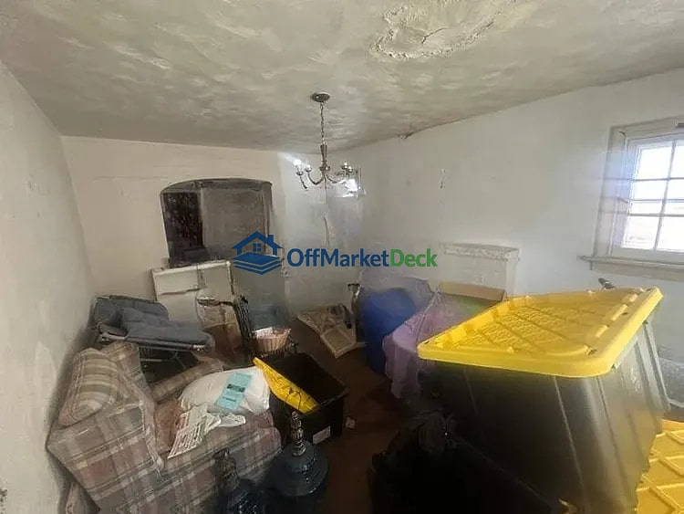 Off-market house in University City, Missouri — 2 beds, 1 bath, $109,000 - Blurred background Image