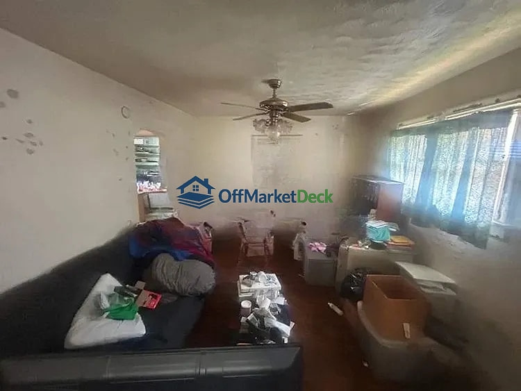 Off-market house in University City, Missouri — 2 beds, 1 bath, $109,000 — photo 7 of 8