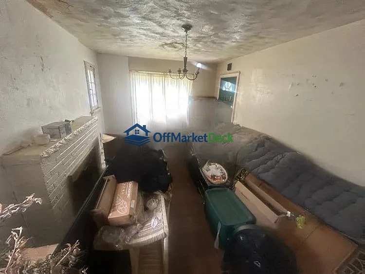 Off-market house in University City, Missouri — 2 beds, 1 bath, $109,000 — photo 2 of 8