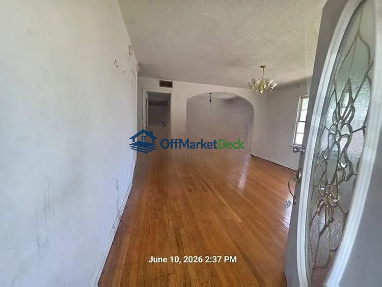 Off-market house in Gadsden, Alabama — 3 beds, 1 bath, $80,000 — photo 2 of 8
