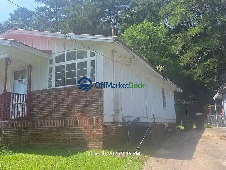 Off-market house in Gadsden, Alabama — 3 beds, 1 bath, $80,000 - Blurred background Image