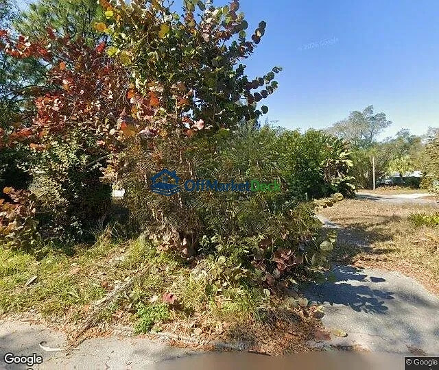 Off-market house in Bradenton, Florida — 2 beds, 2 baths, $219,000 — photo 2 of 3
