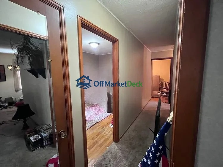 Off-market house in Indianapolis, Indiana — 3 beds, 1.5 baths, $129,000 — photo 3 of 8