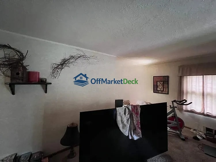 Off-market house in Indianapolis, Indiana — 3 beds, 1.5 baths, $129,000 — photo 2 of 8