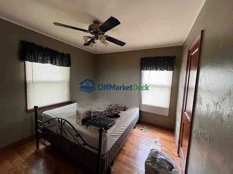 Off-market house in Indianapolis, Indiana — 3 beds, 1.5 baths, $129,000 — photo 5 of 8