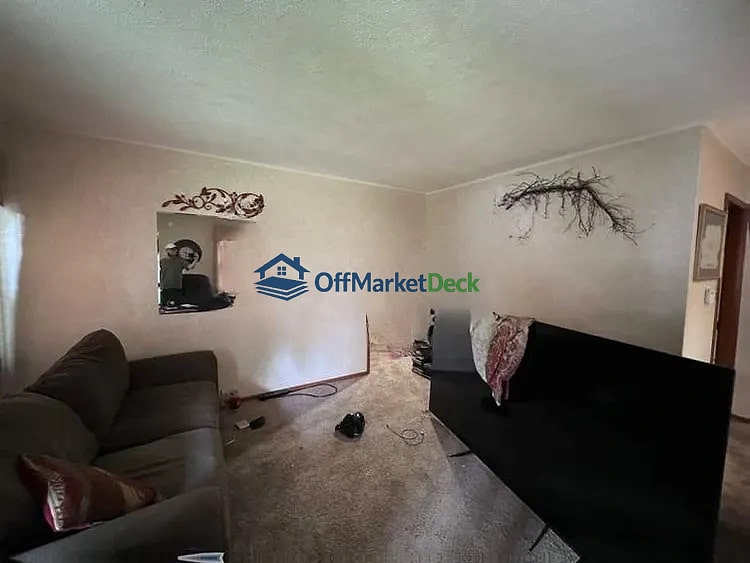 Off-market house in Indianapolis, Indiana — 3 beds, 1.5 baths, $129,000 - Blurred background Image
