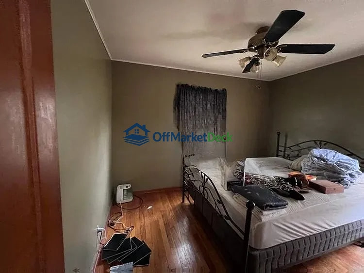 Off-market house in Indianapolis, Indiana — 3 beds, 1.5 baths, $129,000 — photo 4 of 8