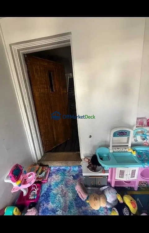 Off-market house in Philadelphia, Pennsylvania — 3 beds, 1.5 baths, $140,000 — photo 6 of 8