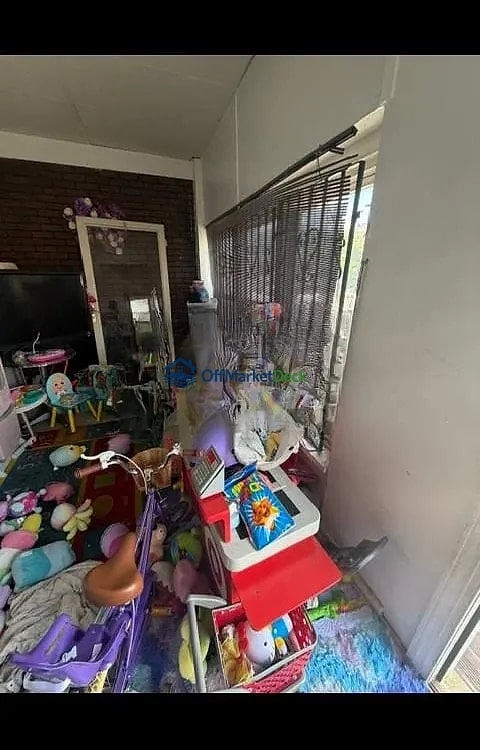 Off-market house in Philadelphia, Pennsylvania — 3 beds, 1.5 baths, $140,000 - Blurred background Image
