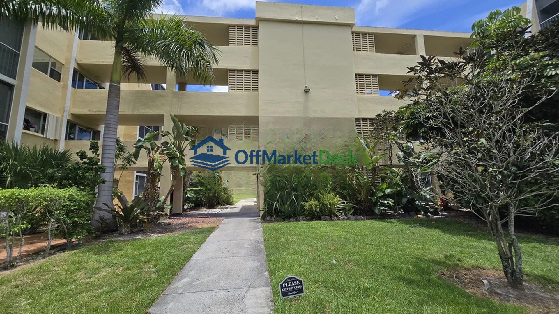 Off-market condo in Miami, Florida — 1 bed, 1.5 baths, $95,000 - Blurred background Image