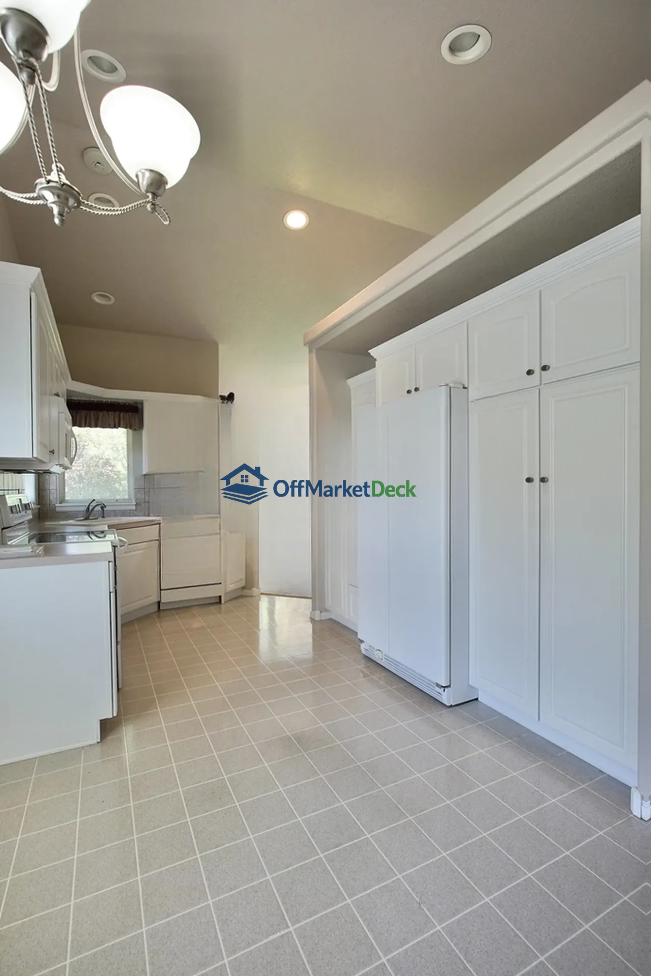 Off-market townhome in Casper, Wyoming — 3 beds, 3 baths, $350,000 — photo 5 of 8