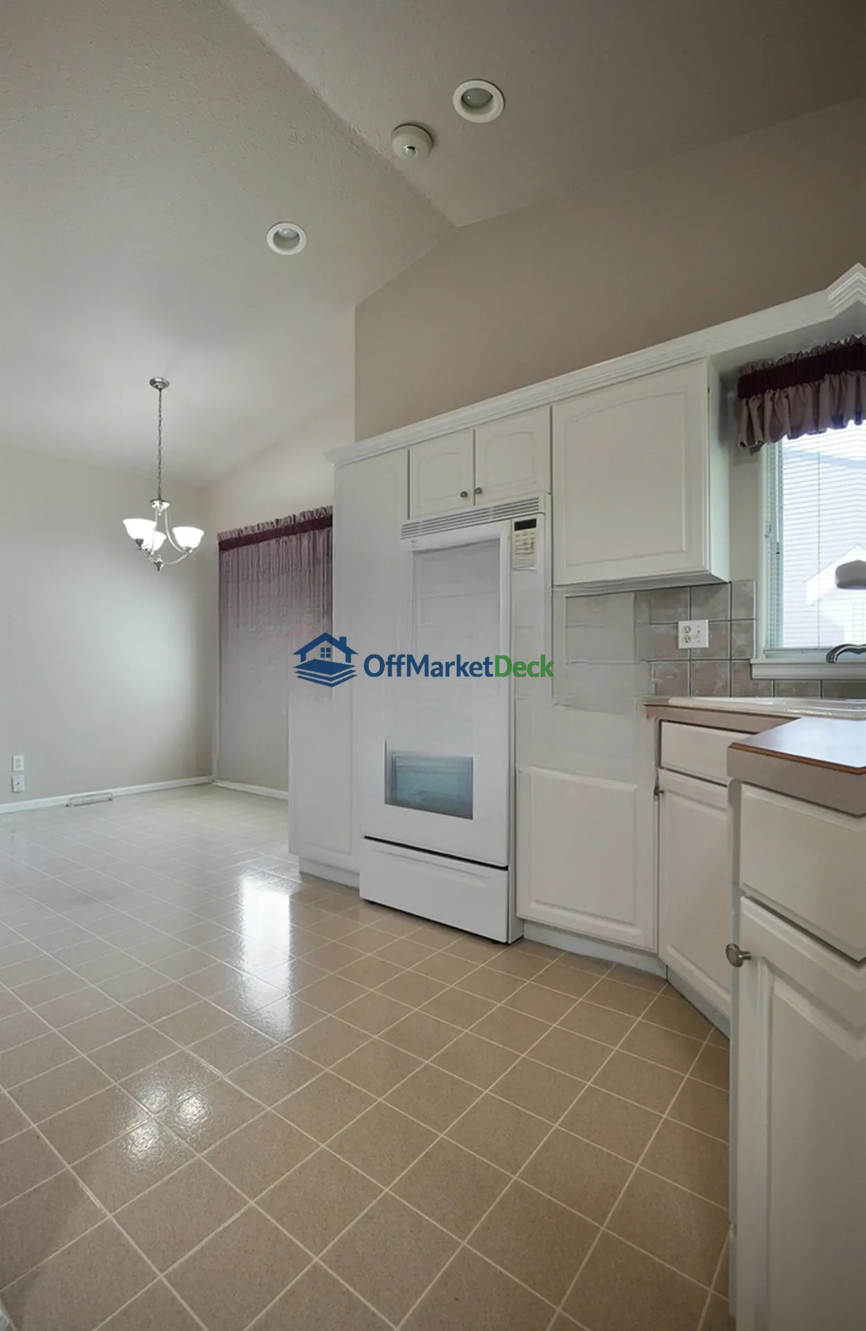Off-market townhome in Casper, Wyoming — 3 beds, 3 baths, $350,000 — photo 3 of 8