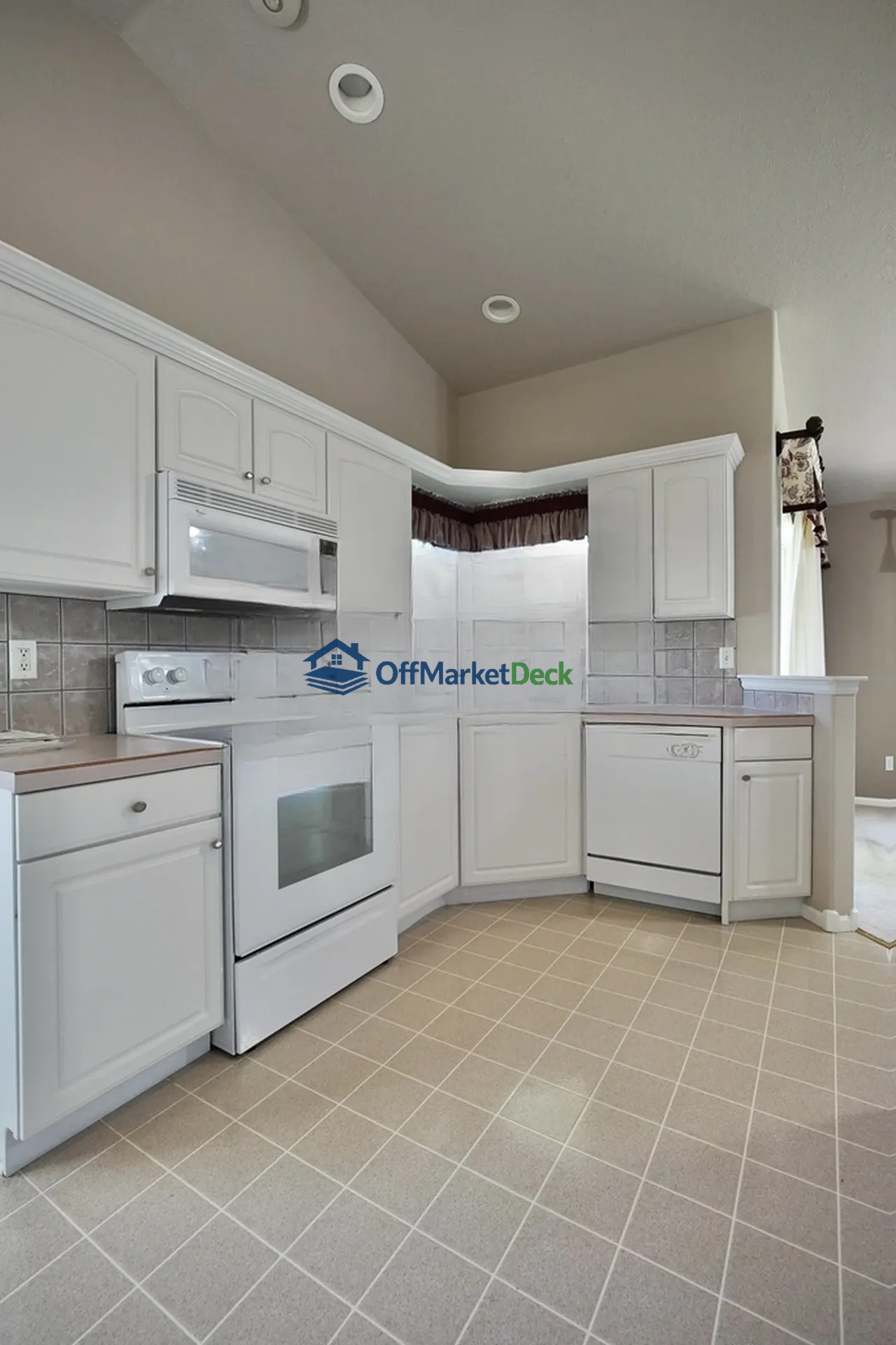 Off-market townhome in Casper, Wyoming — 3 beds, 3 baths, $350,000 — photo 4 of 8