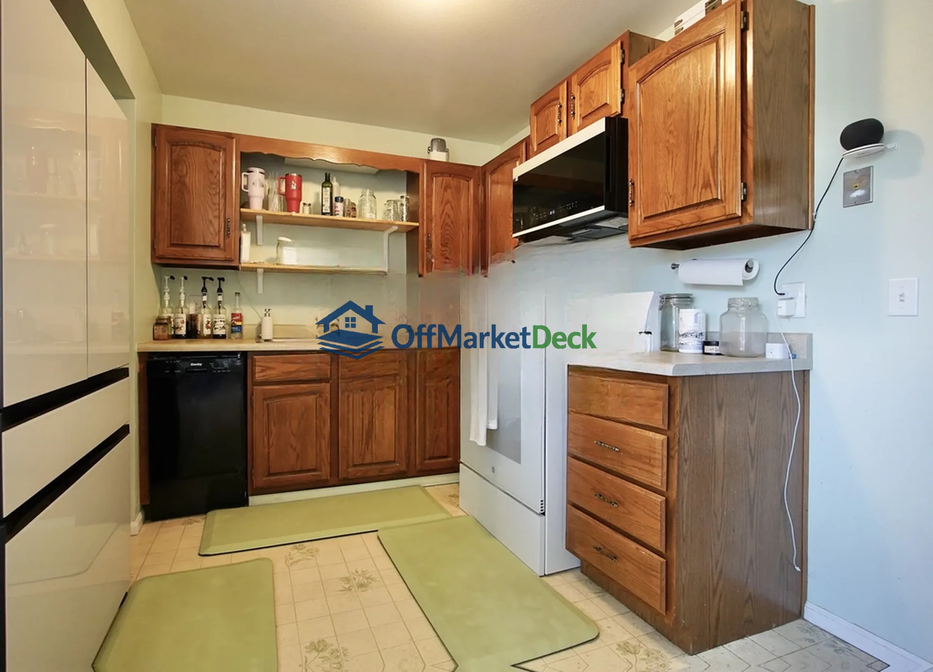Off-market house in Casper, Wyoming — 2 beds, 1 bath, $230,000 — photo 2 of 8