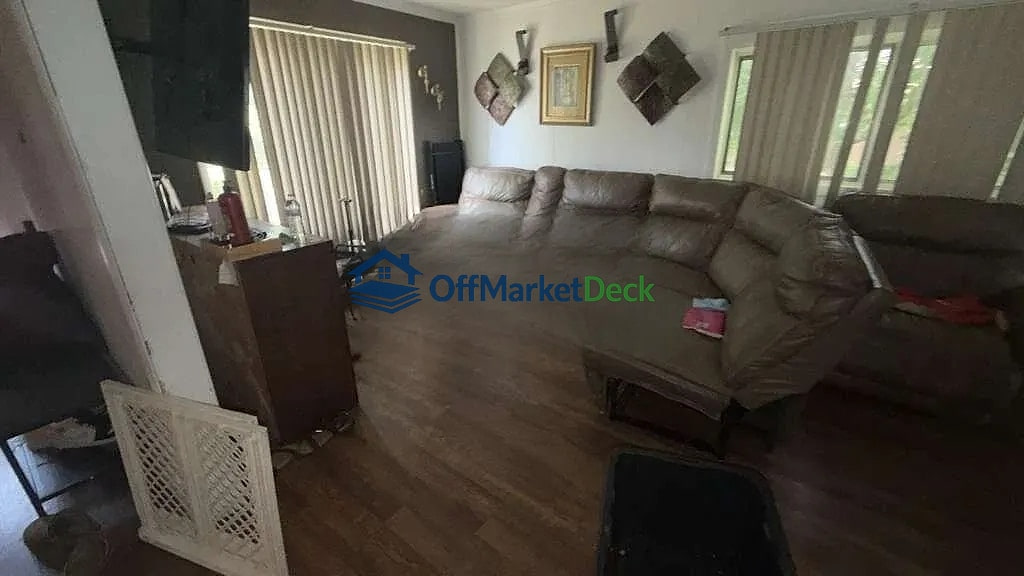 Off-market house in Pontiac, Michigan — 4 beds, 1.5 baths, $104,700 — photo 4 of 8