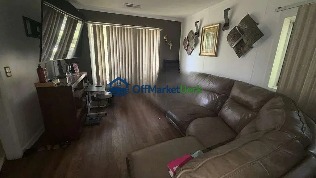 Off-market house in Pontiac, Michigan — 4 beds, 1.5 baths, $104,700 — photo 3 of 8