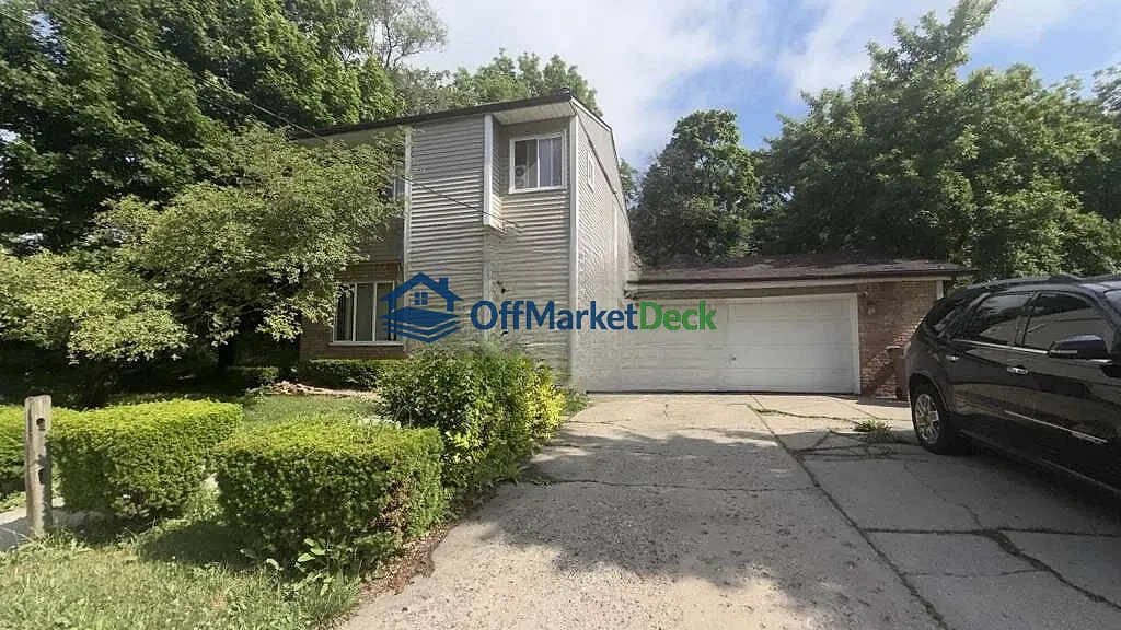 Off-market house in Pontiac, Michigan — 4 beds, 1.5 baths, $104,700 — photo 2 of 8
