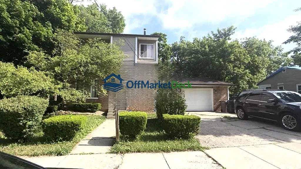 Off-market house in Pontiac, Michigan — 4 beds, 1.5 baths, $104,700 - Blurred background Image