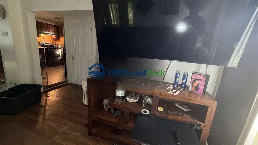 Off-market house in Pontiac, Michigan — 4 beds, 1.5 baths, $104,700 — photo 5 of 8