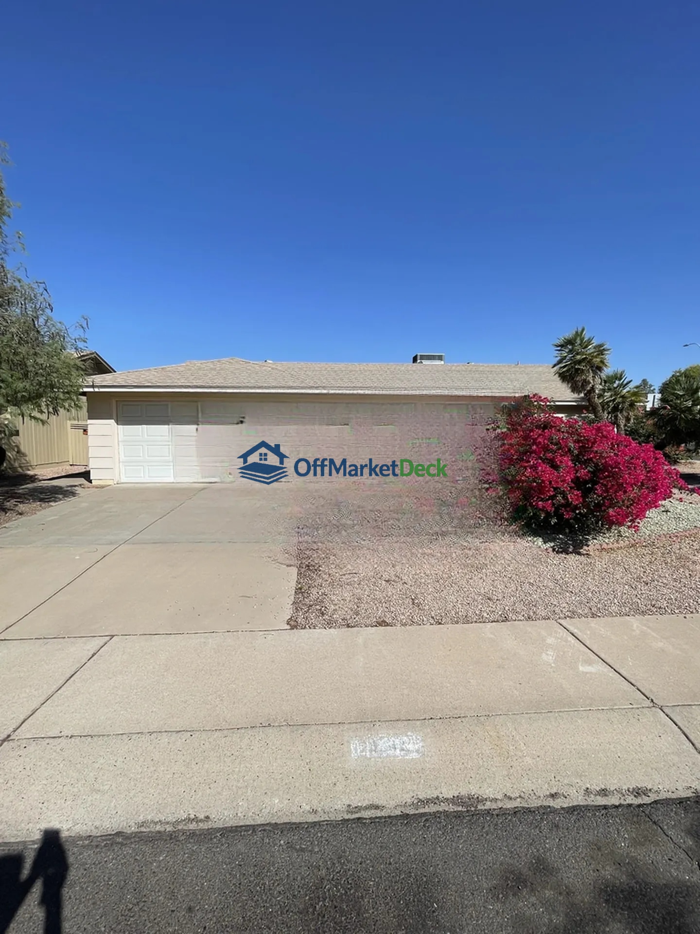 Off-market house in Phoenix, Arizona — 2 beds, 2 baths, $259,990 - Blurred background Image