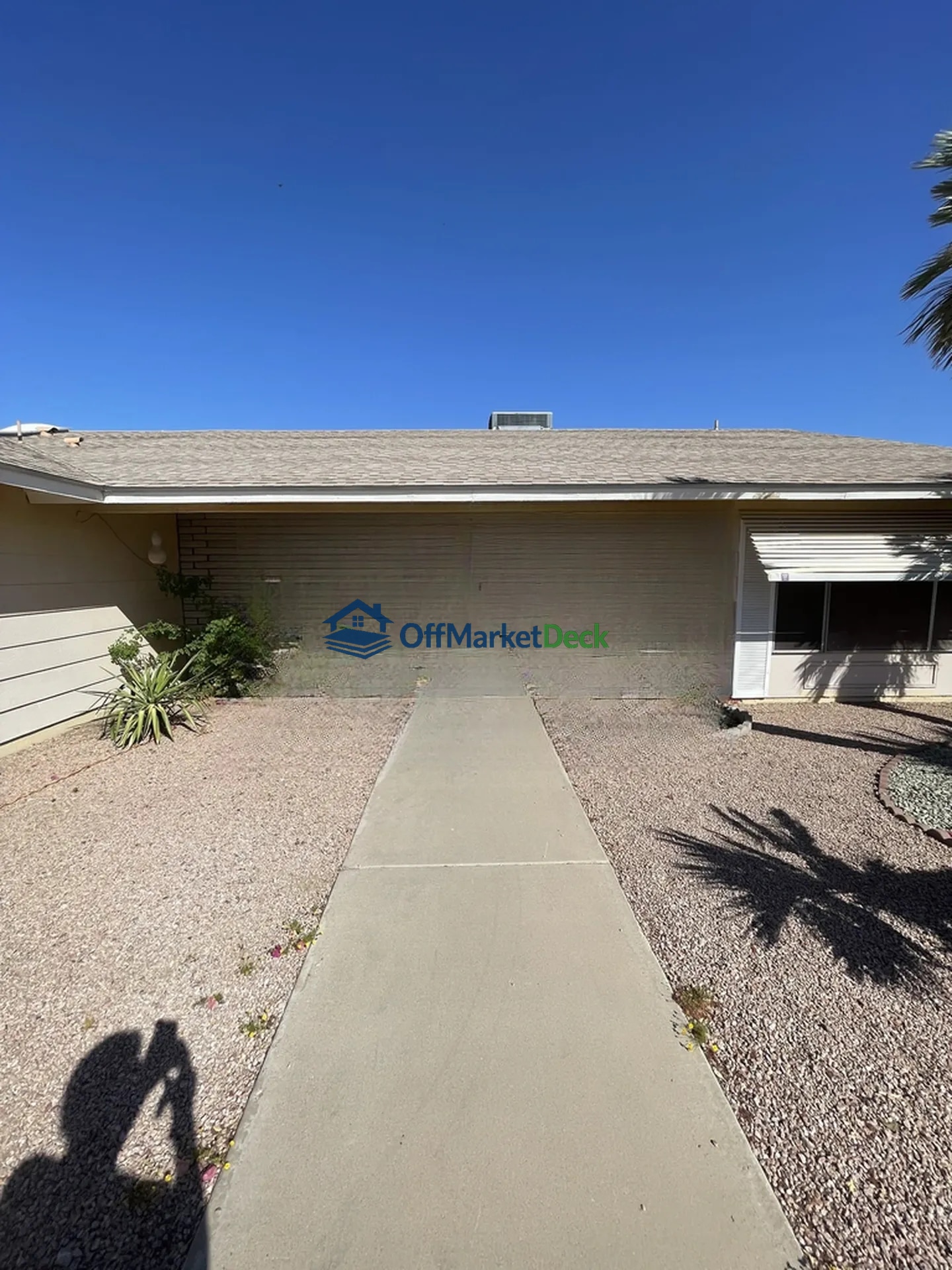 Off-market house in Phoenix, Arizona — 2 beds, 2 baths, $259,990 — photo 2 of 8