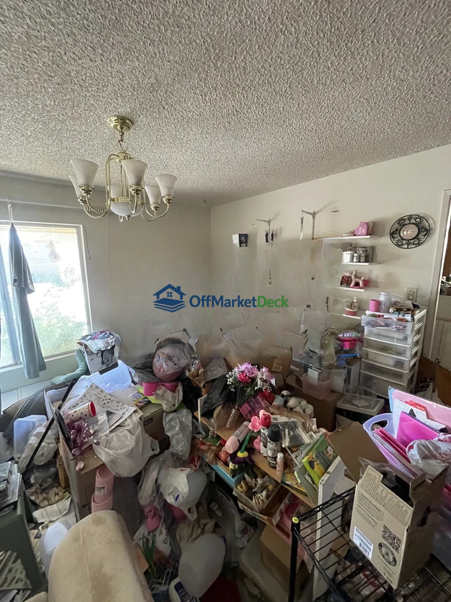 Off-market house in Phoenix, Arizona — 2 beds, 2 baths, $259,990 — photo 7 of 8
