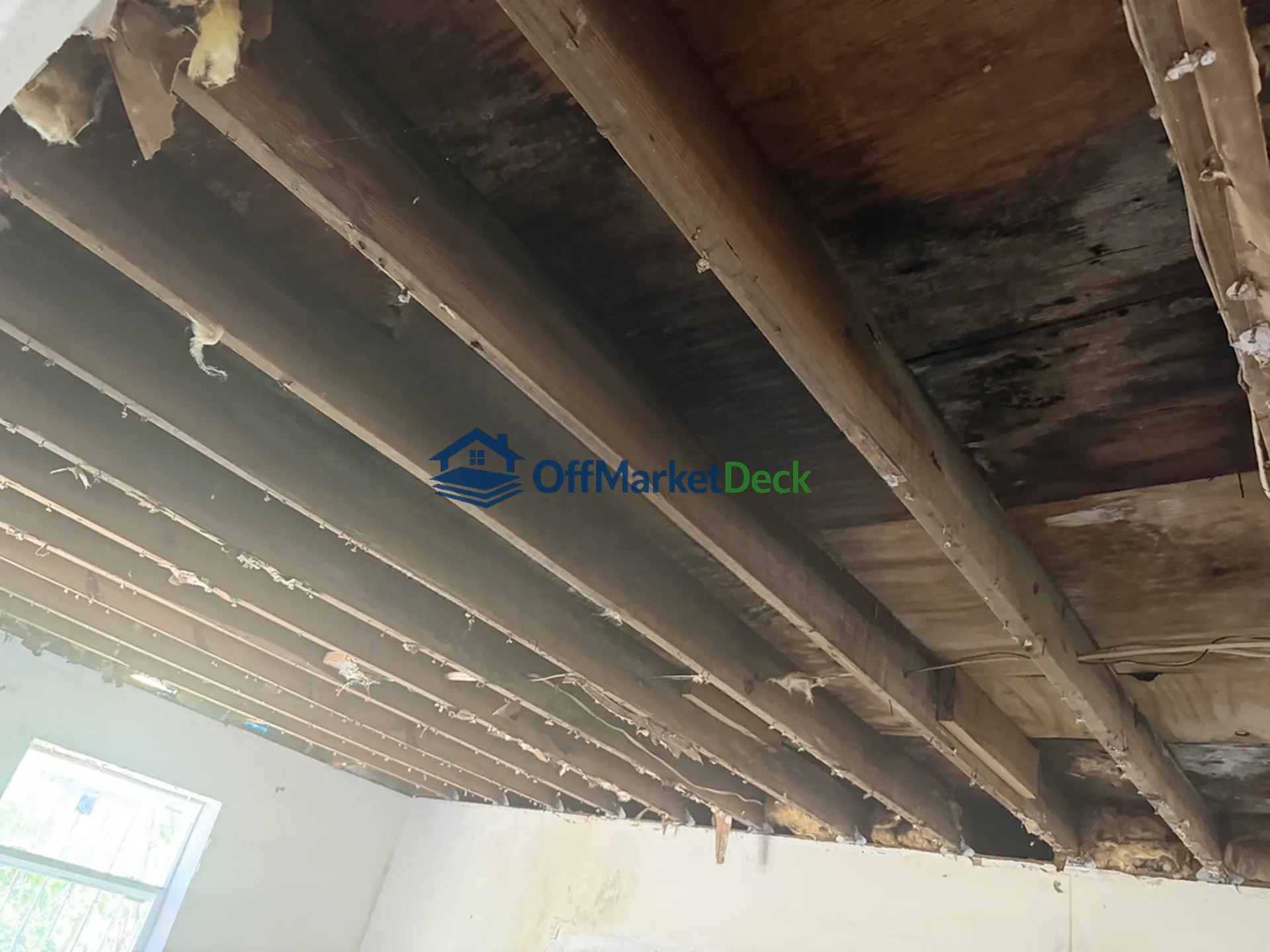 Off-market house in Miami, Florida — 4 beds, 2 baths, $479,990 - Blurred background Image