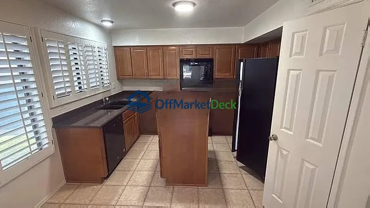 Off-market house in Gilbert, Arizona — 2 beds, 2.5 baths, $274,900 — photo 7 of 8