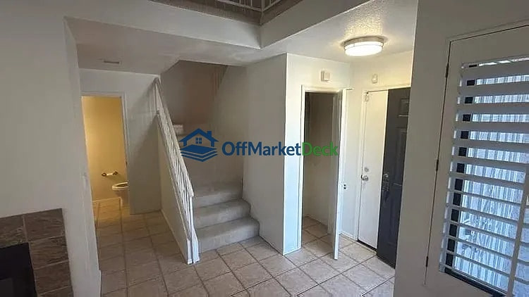 Off-market house in Gilbert, Arizona — 2 beds, 2.5 baths, $274,900 — photo 4 of 8