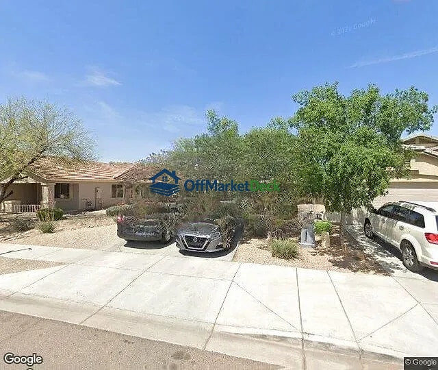 Off-market house in Phoenix, Arizona — 4 beds, 2 baths, $290,000 — photo 3 of 3