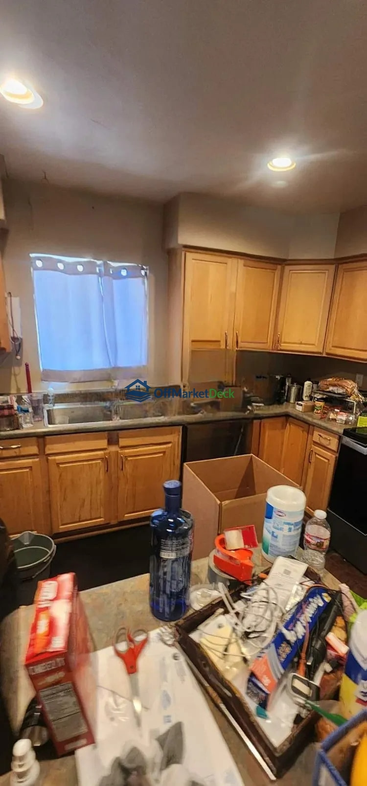 Off-market house in Phoenix, Arizona — 3 beds, 2 baths, $420,000 — photo 2 of 8