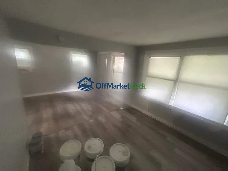 Off-market house in Overland, Missouri — 2 beds, 1 bath, $92,000 — photo 4 of 8