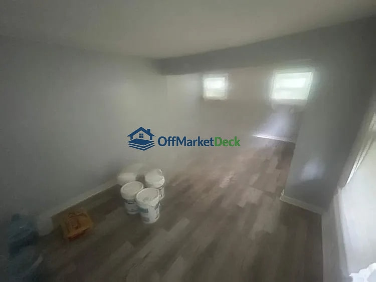Off-market house in Overland, Missouri — 2 beds, 1 bath, $92,000 — photo 3 of 8