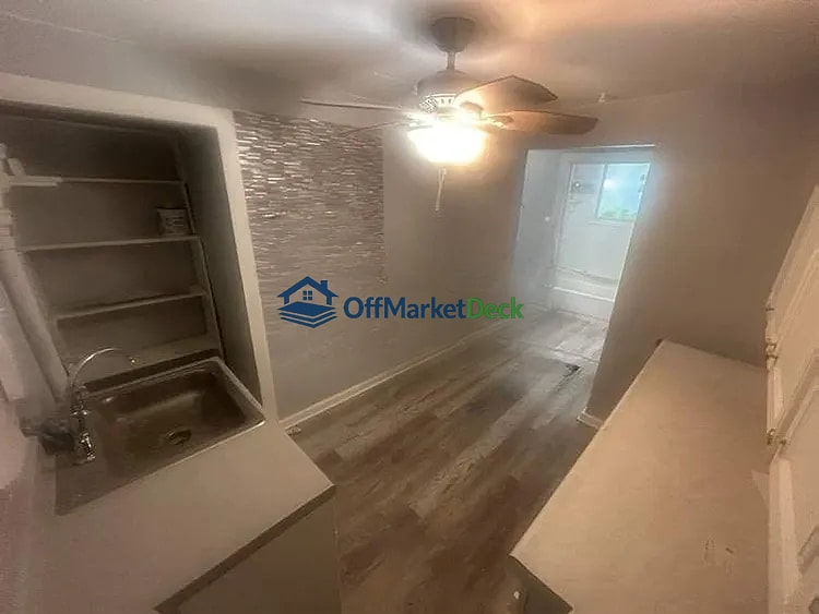 Off-market house in Overland, Missouri — 2 beds, 1 bath, $92,000 — photo 6 of 8