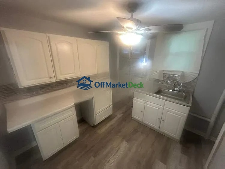 Off-market house in Overland, Missouri — 2 beds, 1 bath, $92,000 — photo 5 of 8