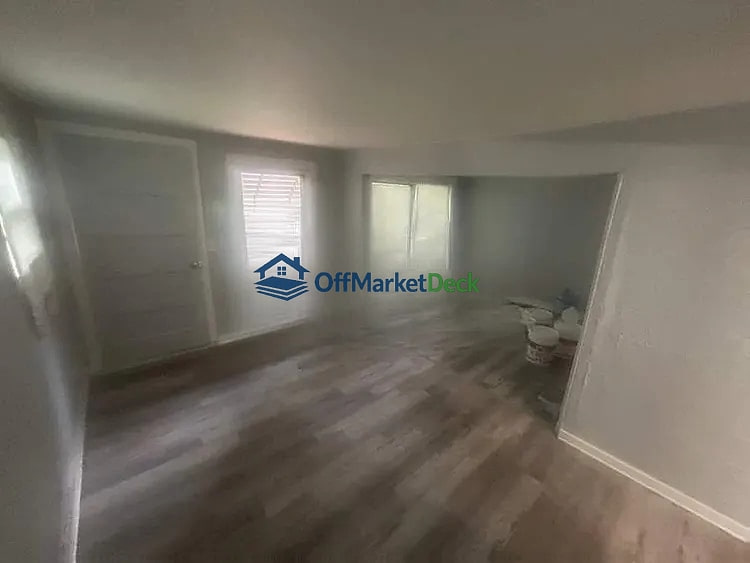 Off-market house in Overland, Missouri — 2 beds, 1 bath, $92,000 — photo 2 of 8
