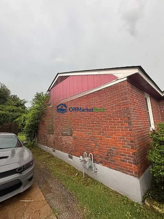 Off-market house in Memphis, Tennessee — 3 beds, 1 bath, $64,900 — photo 3 of 8
