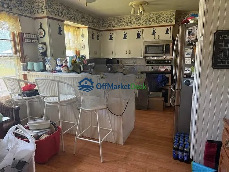 Off-market house in Louisiana, Missouri — 2 beds, 2 baths, $92,000 — photo 3 of 8