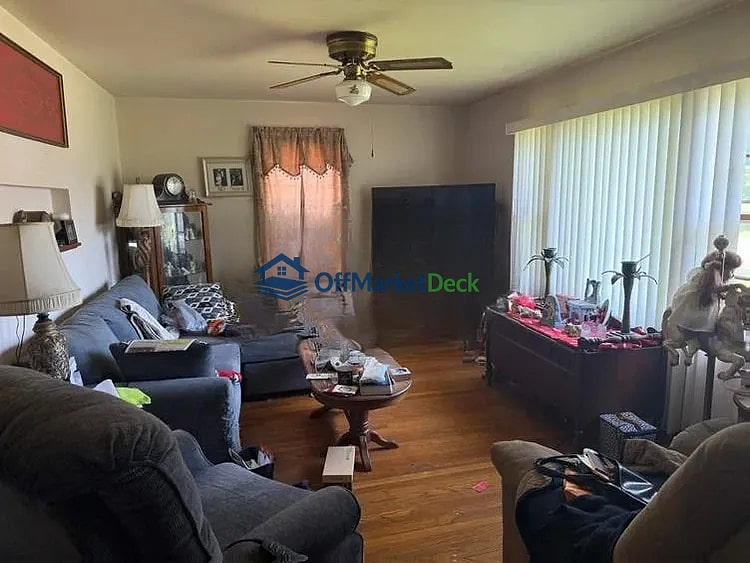 Off-market house in Louisiana, Missouri — 2 beds, 2 baths, $92,000 — photo 2 of 8