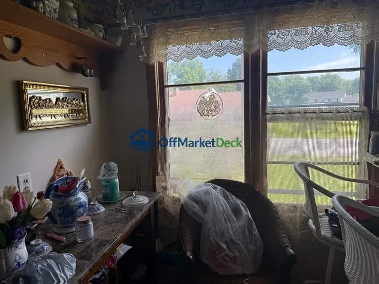 Off-market house in Louisiana, Missouri — 2 beds, 2 baths, $92,000 — photo 4 of 8