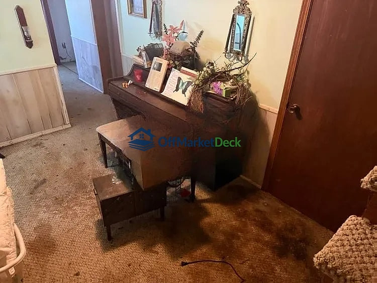 Off-market house in Louisiana, Missouri — 2 beds, 2 baths, $92,000 — photo 5 of 8